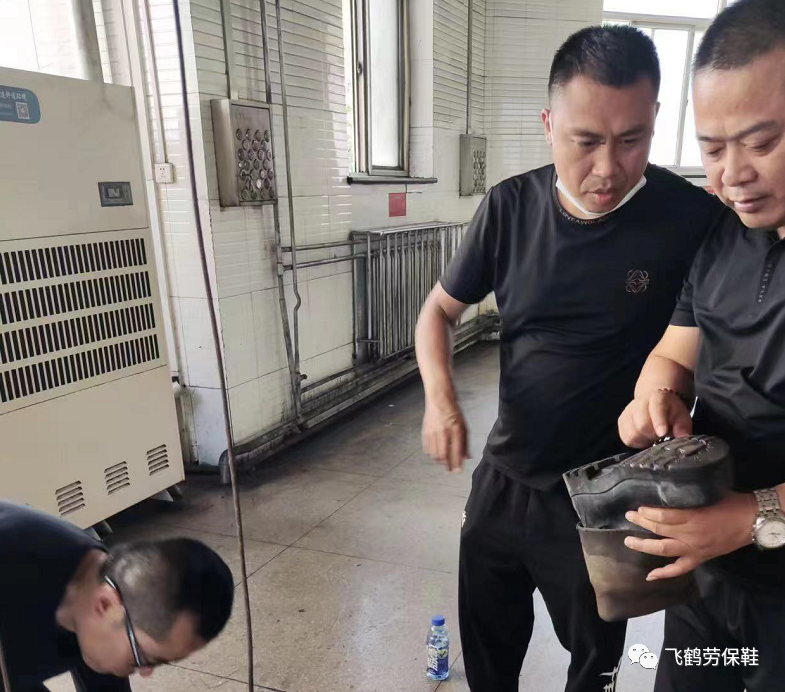 飞鹤走访胶靴穿用客户