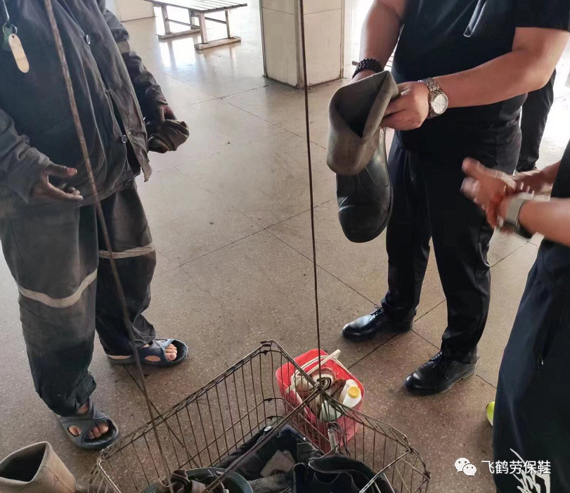 飞鹤走访胶靴穿用客户