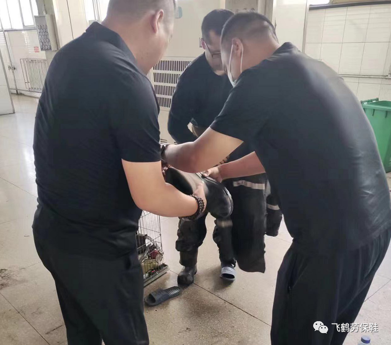 飞鹤走访胶靴穿用客户