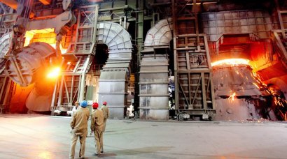 关注我国钢铁行业工人们的足部防护