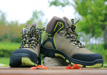 机床维修行业的工作人员需要穿安全鞋