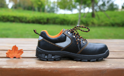 装卸搬运重物时你穿有安全鞋吗