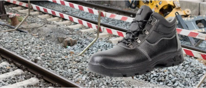 <b>铁路工人足部防护，穿1207款防砸防刺穿劳保鞋</b>