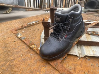 <b> 飞鹤FH1961 | 化工行业穿用的1207款耐化学品安全鞋</b>